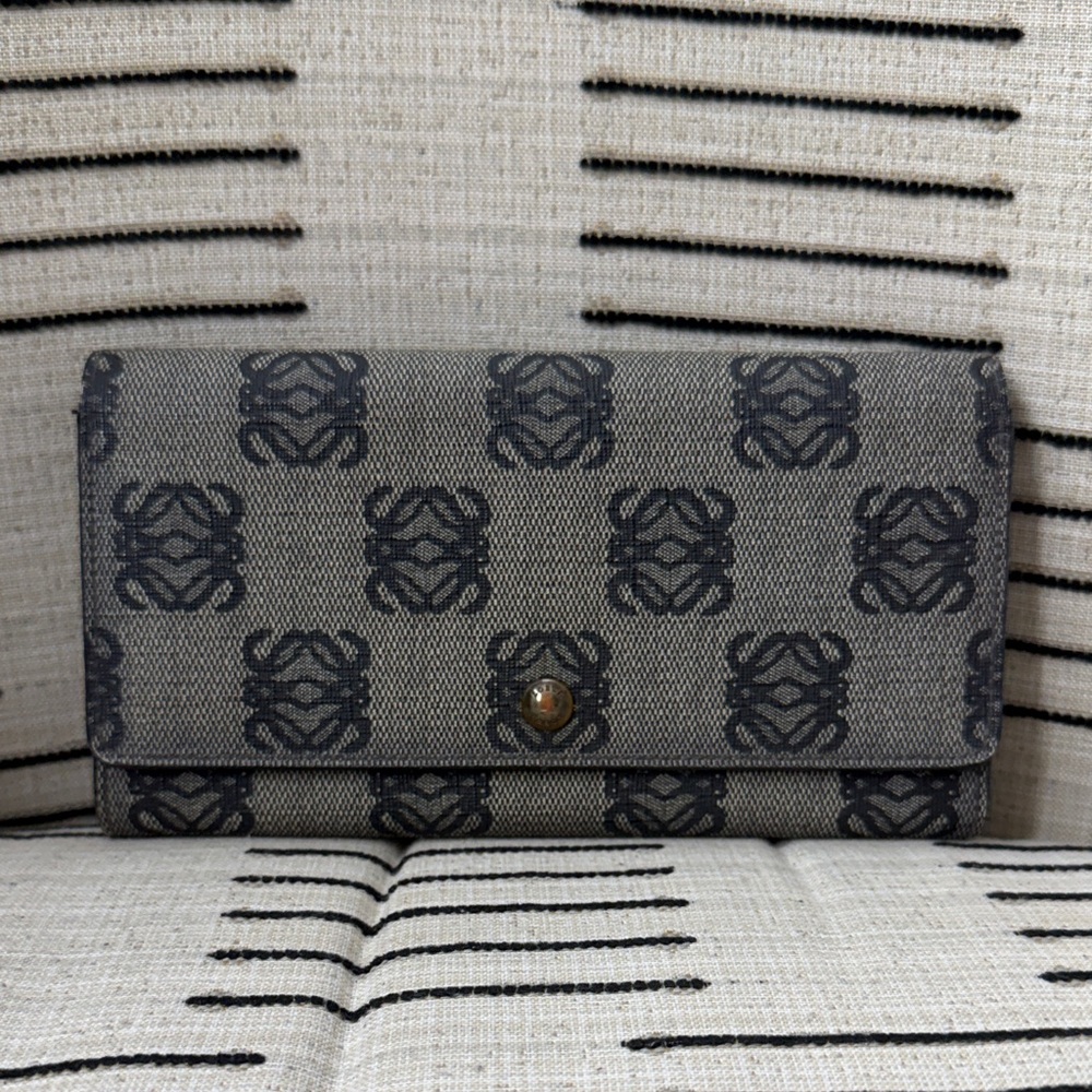 Loewe anagram wallet